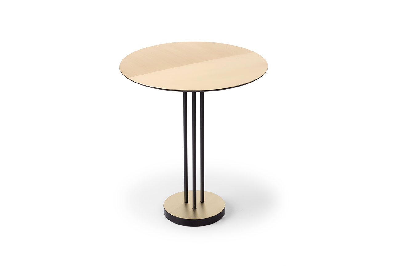 Tavolino satinato Satin Table in ferro verniciato nero con top e base in ottone